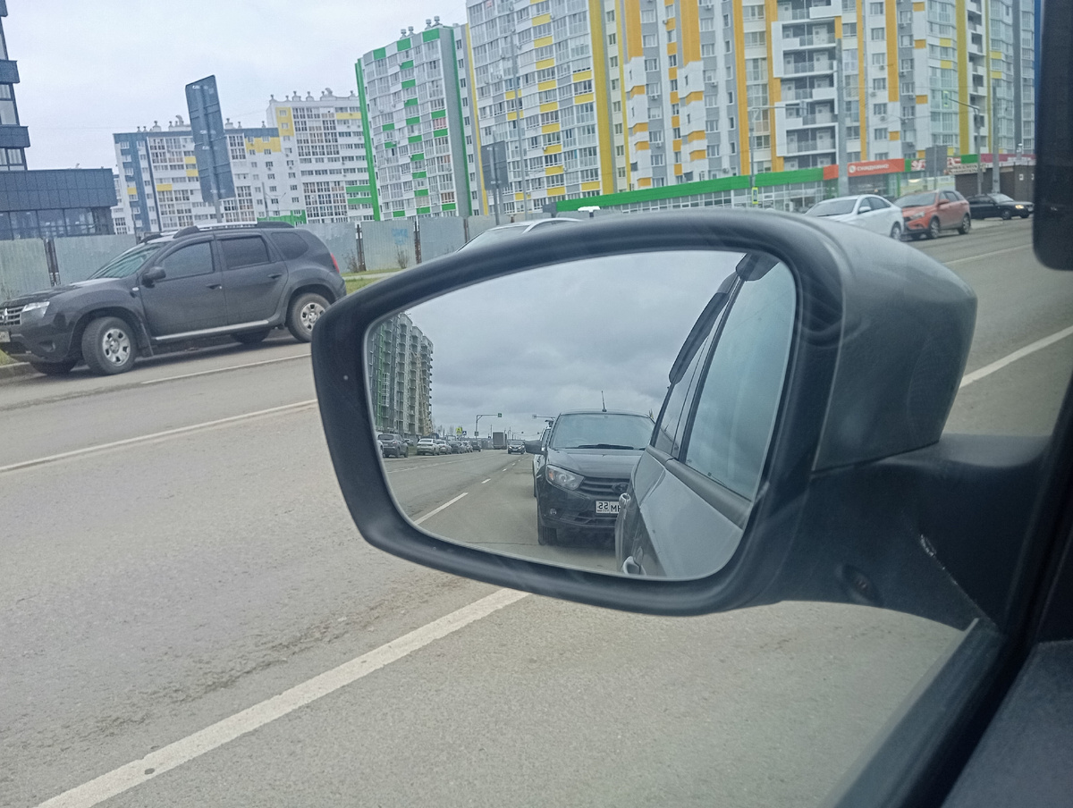 Водитель сзади прижимается слишком близко — простой способ заставить его держать дистанцию больше