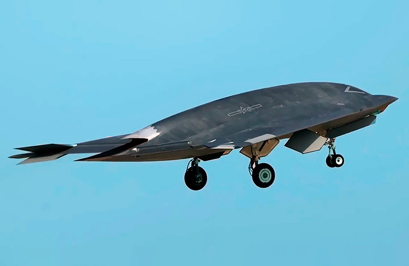 Китай меняет тактику – Стелс-дрон GJ-11 показали в строю с истребителями J-20