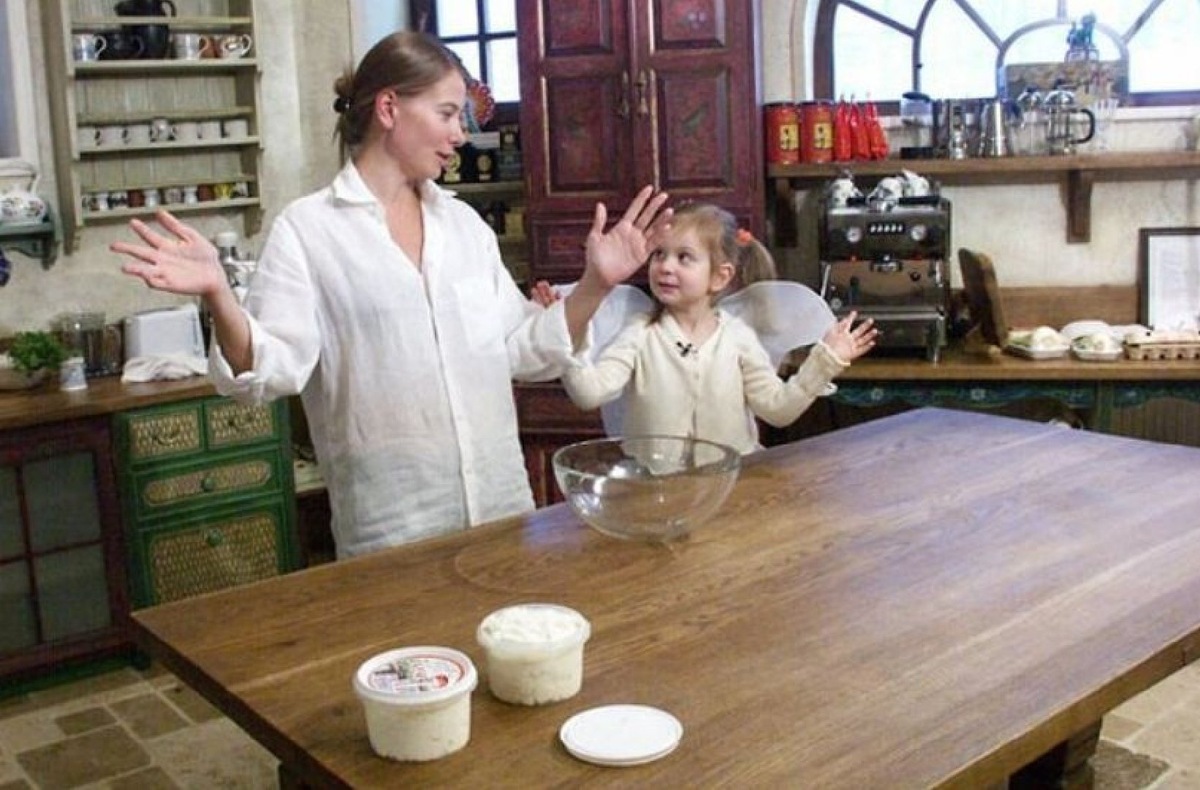    Юлия Высоцкая и Мария Кончаловская (Фото: кадр из программы «Едим дома»)