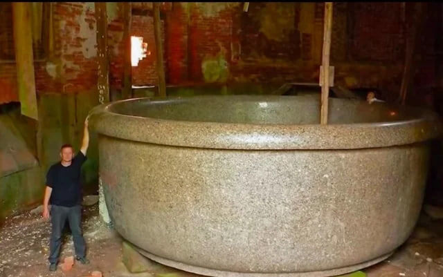 Царь-пушку и Царь-колокол все уже видели, а как вам Царь-ванна?