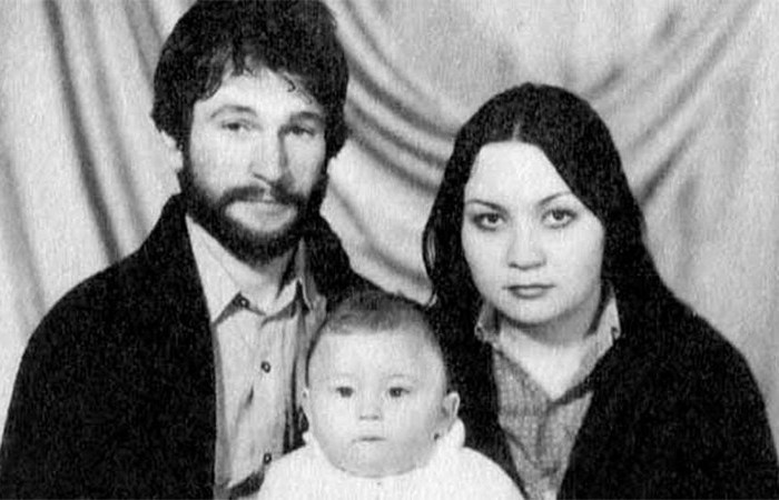 По словам сына, добрым семьянином отец не был.