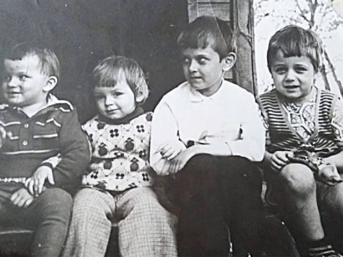 Алексей Макаров крайний справа (Фото: Instagram* @makarov_alexey_)📷
