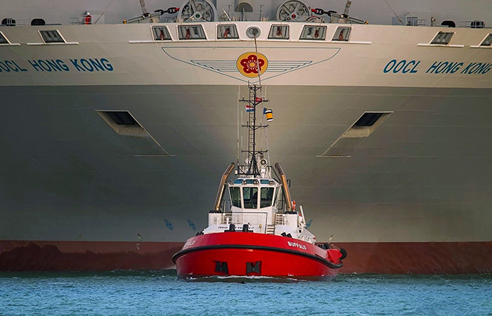 Как крошечный буксир может тащить за собой огромный лайнер