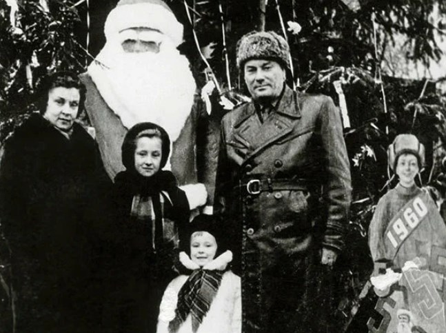    Лариса Удовиченко в детстве с родителями: военным врачом Иваном и Музой, мечтавшей о сцене.