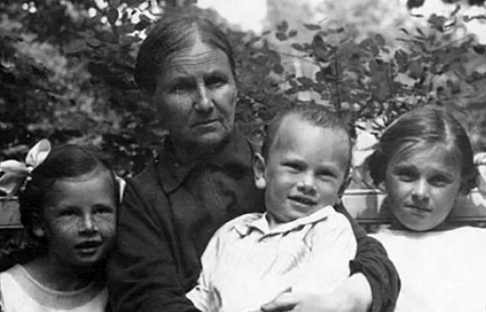 Юлий Бринер с сестрой и кузиной./Фото: cont.ws