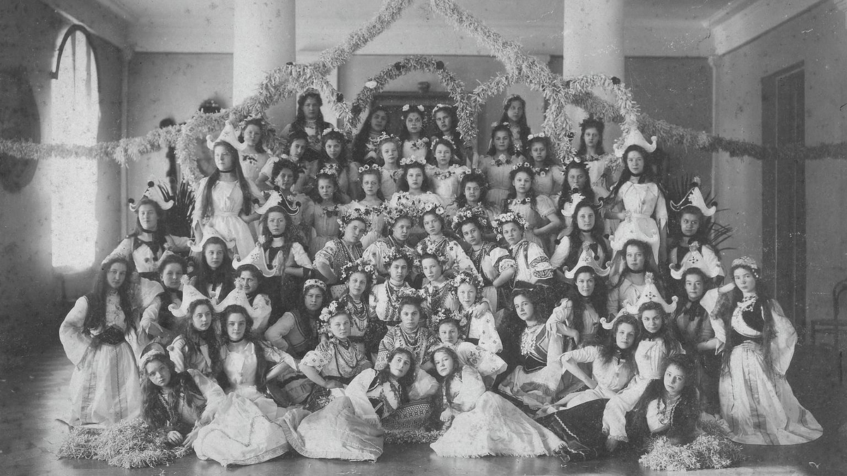 Бал-маскарад в Иркутском институте благородных девиц им. императора Николая I. Иркутск, 1902–1903 годы. Фотография: Музей истории города Иркутска им. А.М. Сибирякова, Иркутск