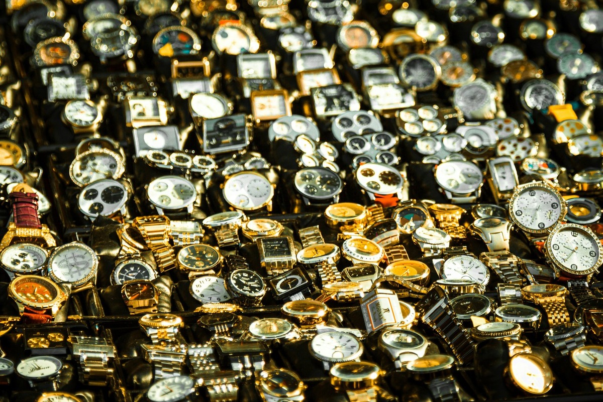 Согласно новой теории, в любой момент времени на «традиционной» координатной оси X может произойти бесконечное количество вариантов событий на оси Y. Они в свою очередь могут быть по-разному реализованы на оси Z