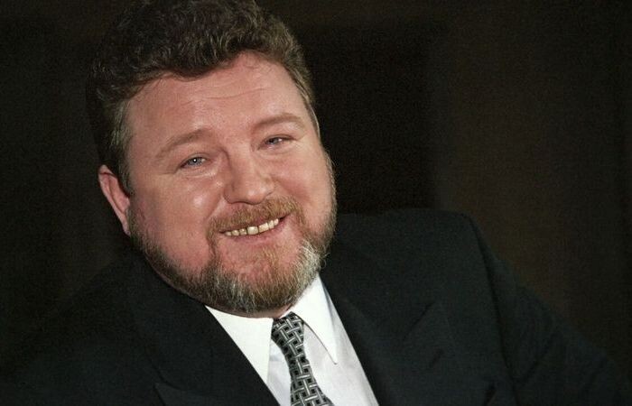 У Михаила было двое внебрачных детей.