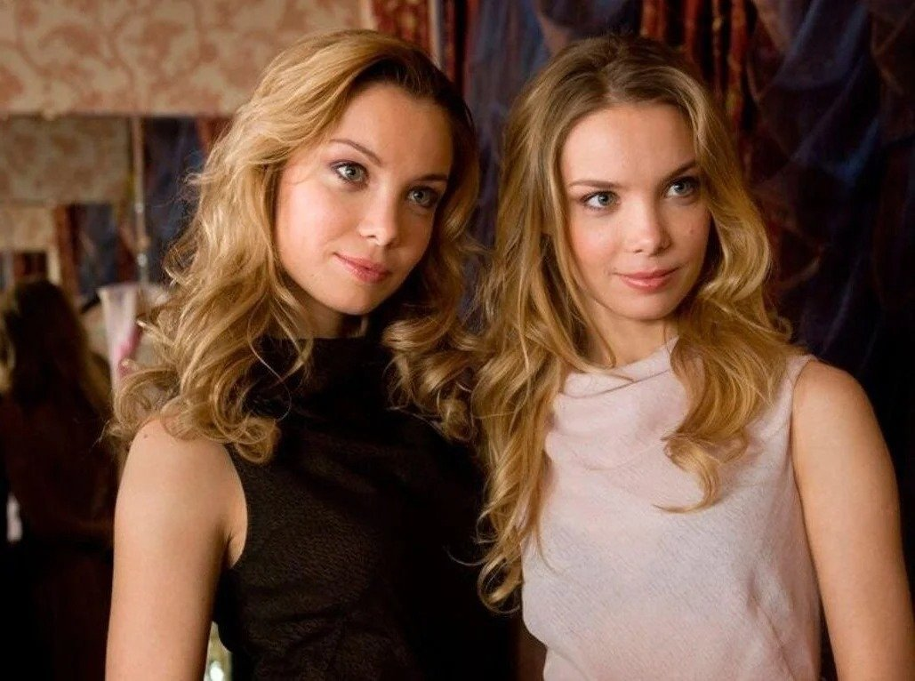 Помимо различия в голосе (у Татьяны более низкий тембр), у сестер есть свои нюансы и во внешности. У Ольги родинка на щеке. 