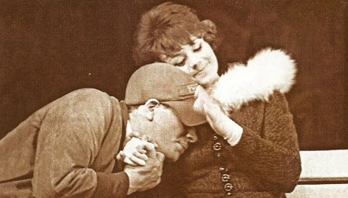 "Над пропастью во ржи". Андрей Миронов - Холден; Татьяна Егорова - Салли. (Коридор, по которому я шла, был длинный и темный. Текст я знаю назубок, выгляжу прелестно, глаза блестят, и мне очень идет «американское» пальто с капюшоном, отороченным пышным белым песцом. И белые перчатки, и ноги, и каблуки…
Подошла тихо к кулисе и встала как вкопанная. На освещенной сцене – Холден – Андрей… совсем рядом.) Из романа "Андрей Миронов и Я"