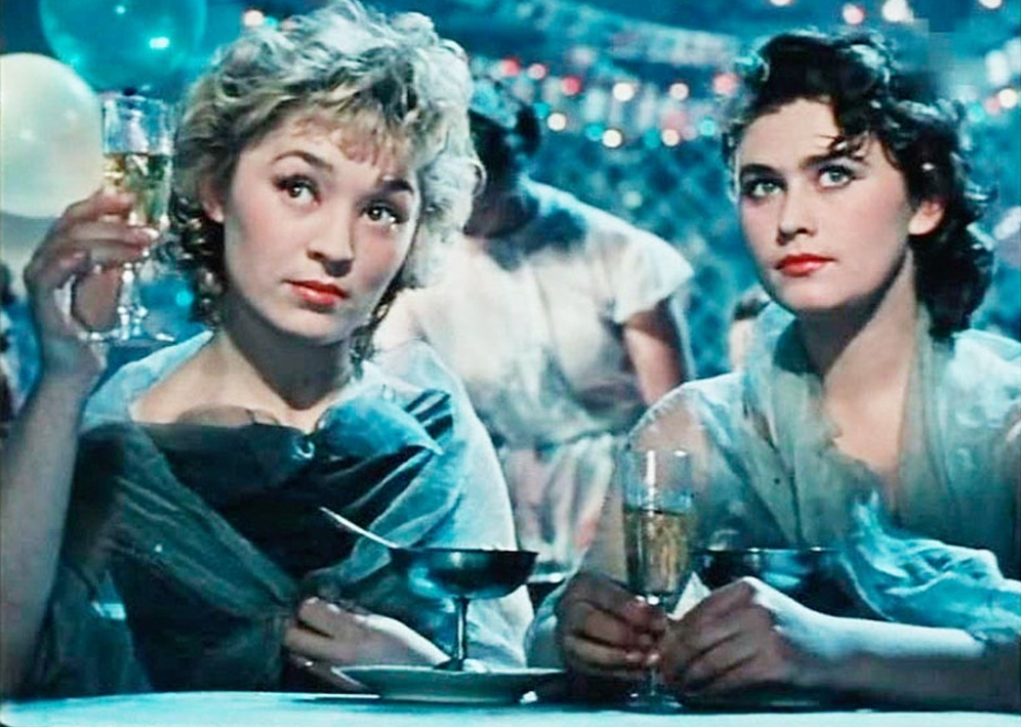 Татьяна Бестаева/слева, кадр из фильма "Матрос с "Кометы""