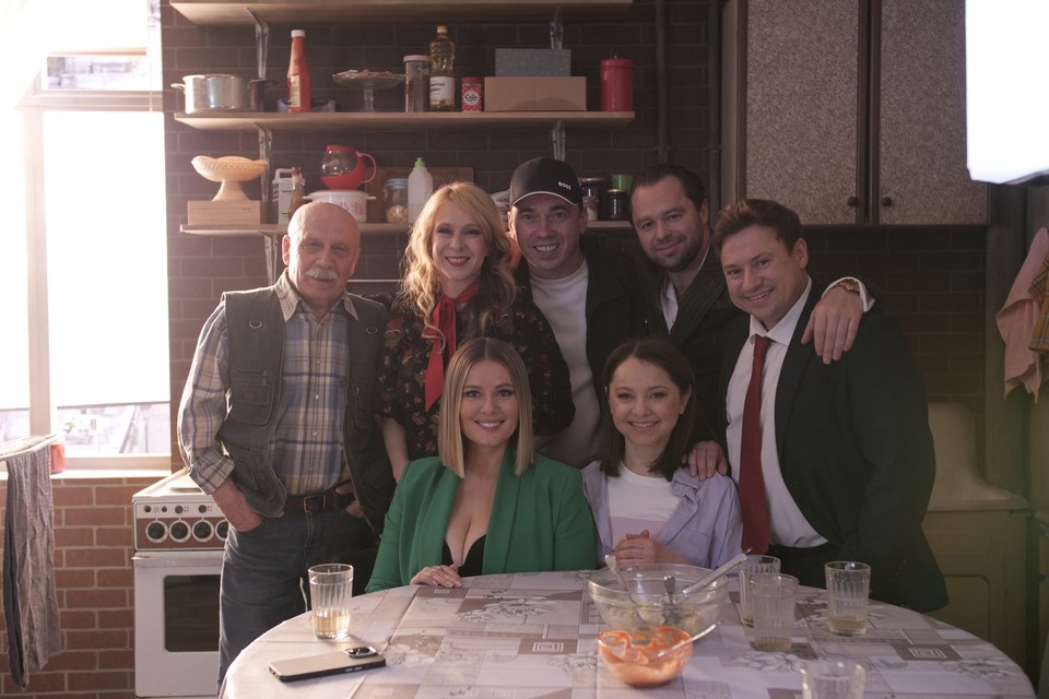    15 лет спустя (слева направо, начиная со стоящих): Александр Сухинин, Лариса Баранова, Антон Колбасов (сценарист и продюсер), Виталий Гогунский, Андрей Гайдулян, Мария Кожевникова, Валентина Рубцова. Фото: Канал ТНТ