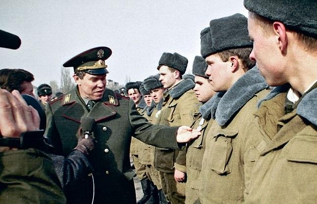 Лев Рохлин рядом с бойцами своей части. Источник изображения: сайт http://homad.ru/wp-content/uploads/2018/11/559-2-1.jpg