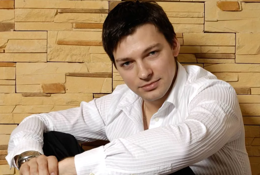 на фото Даниил Страхов в юности
