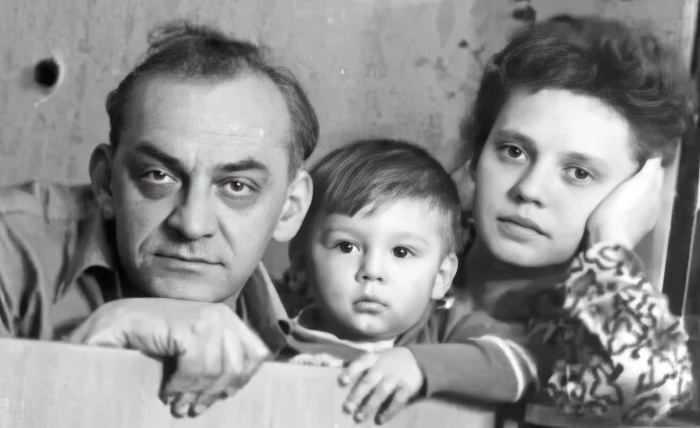 Сергей Чонишвили в детстве с родителями.