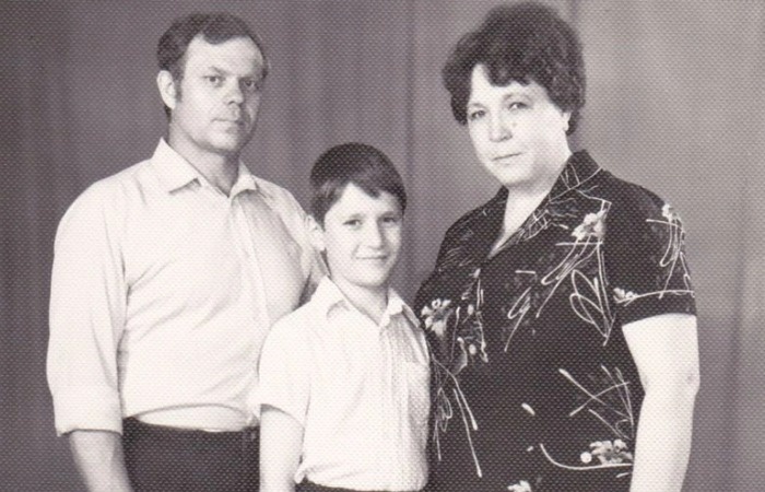Виктор Логинов с родителями.