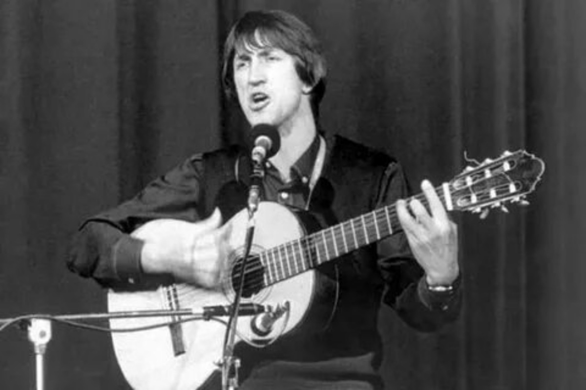 Тот самый момент, когда простая песня у костра превращается в гимн целого поколения, меняя судьбу её автора навсегда.