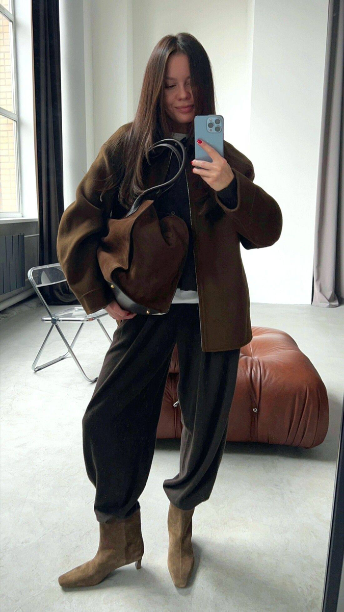 Девушка в широких штанах