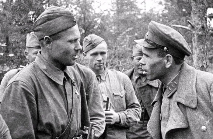 Комиссар и красноармеец