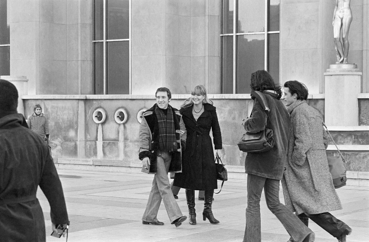 Ах, милый Ваня,я гуляю по Парижу.