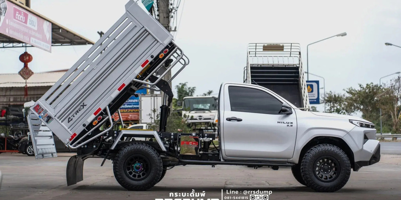 "Самосвал, кран и тонна нахальства": тайцы построили Hilux, который заменяет манипулятор — и пальцем не тронули раму