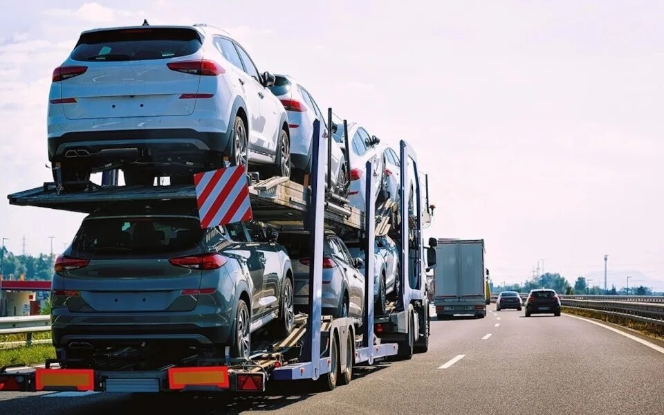 Импорт мощных авто рухнул в 8 раз. Россияне перестали брать машины свыше 160 сил — и причина не в том, что они вдруг полюбили «овощи»