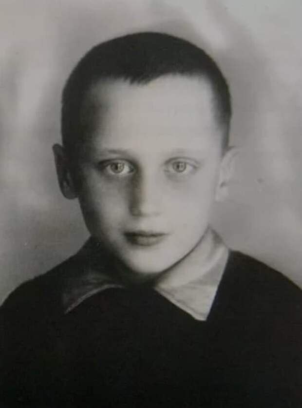 Владимир Мулявин родился в Екатеринбурге.