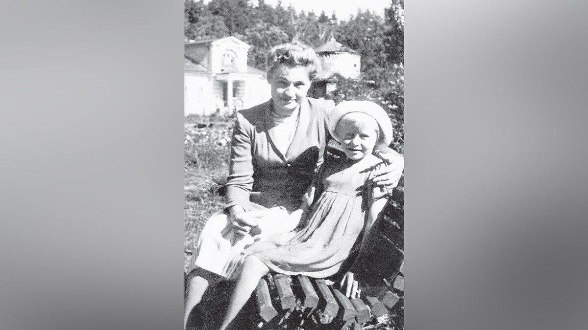 Фото: Ангелина с мамой 