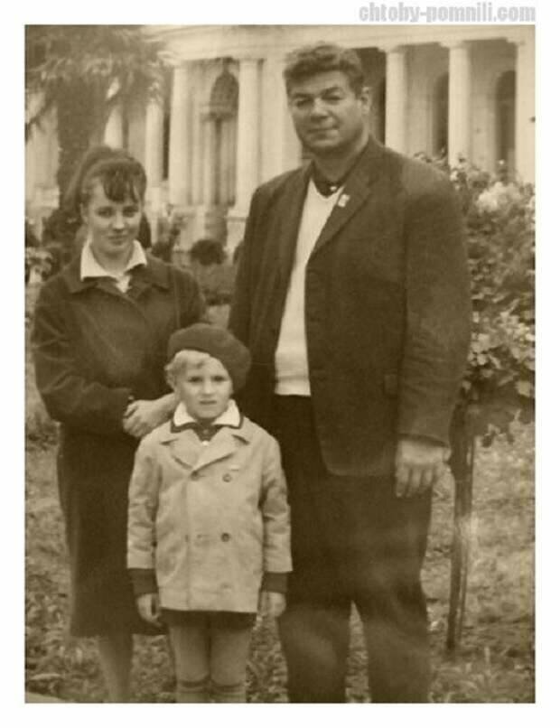 Фото: На фото маленький Сергей с мамой и отцом 