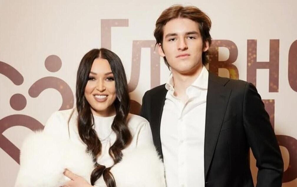 Артём Черницын с мамой.