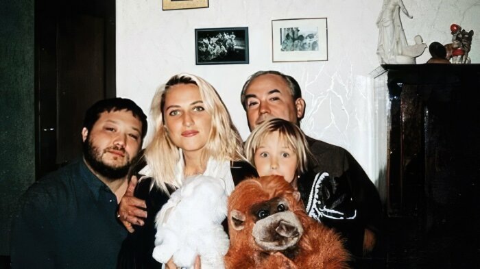 Аглая Шиловская с родителями и дедушкой.