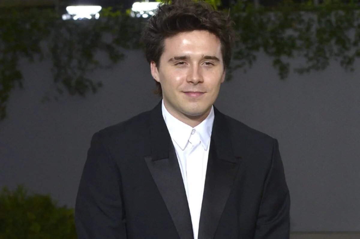    Сын Бекхэмов призвал родителей общаться c ним только через его адвокатов