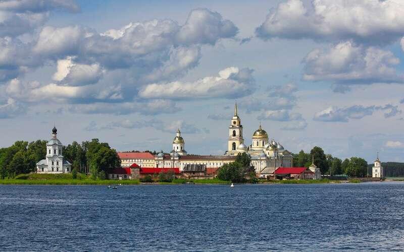    Монастырь Нило-Столобенская пустынь на озере Селигер.