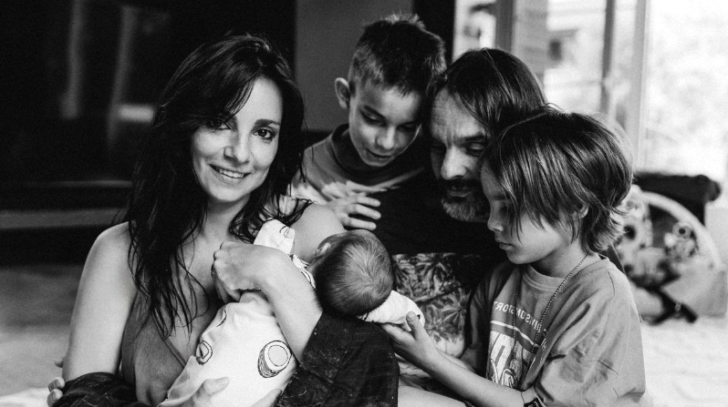 на фото Светлана Светикова с семьей