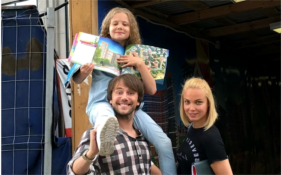 на фото Татьяна Арнтгольц и Иван Жидков с дочерью Марией 