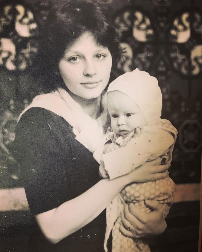 Юлия Пересильд в детские годы с мамой