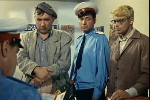 Режиссёр Леонид Гайдай не играл в этом своём фильме. «Операция Ы» обошлась без Гайдая в качестве актёра. Вместо него «отдувался» простой слесарь. Фото © Кадр из фильма «Операция "Ы" и другие приключения Шурика», режиссёр Леонид Гайдай / Kinopoiskatomic:embed 1
