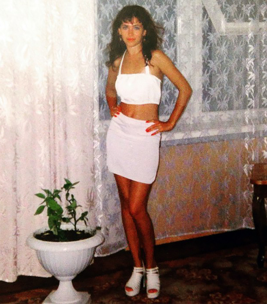 Девушка в красивом наряде, 1999 год