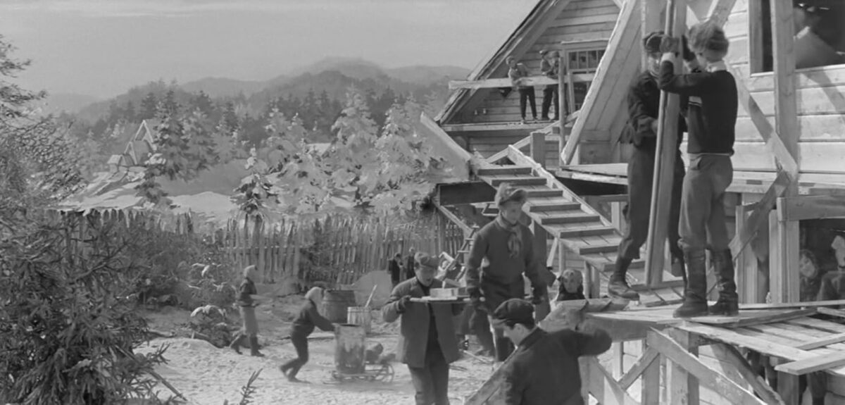 Всё, что на заднем плане — красивая нарисованная декорация. Скриншот: из фильма «Девчата»